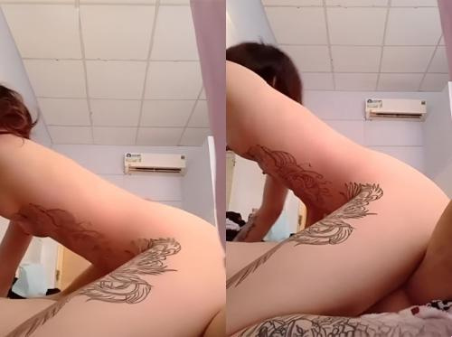 Fille tatouée qui aime peindre et monter à cheval Fille tatouée qui aime peindre et monter à cheval
