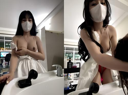 A garota estava lavando o cabelo do cliente enquanto se masturbava ao vivo A garota estava lavando o cabelo do cliente enquanto se masturbava ao vivo