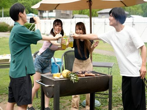 Ein unvergessliches Picknick mit engen Freunden Ein unvergessliches Picknick mit engen Freunden