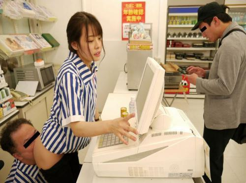 Der Manager eines Supermarkts fickt einen neuen College-Studenten Der Manager eines Supermarkts fickt einen neuen College-Studenten