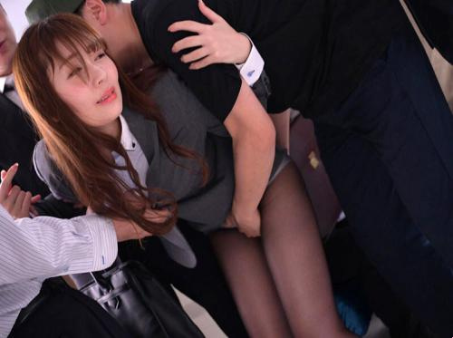 Ang nakamamatay na tren ng isang magandang flight attendant Ang nakamamatay na tren ng isang magandang flight attendant