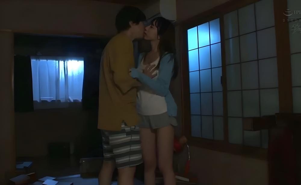 Anh trai hẹn em gái sau giờ học về nhà làm chơi trò người lớn